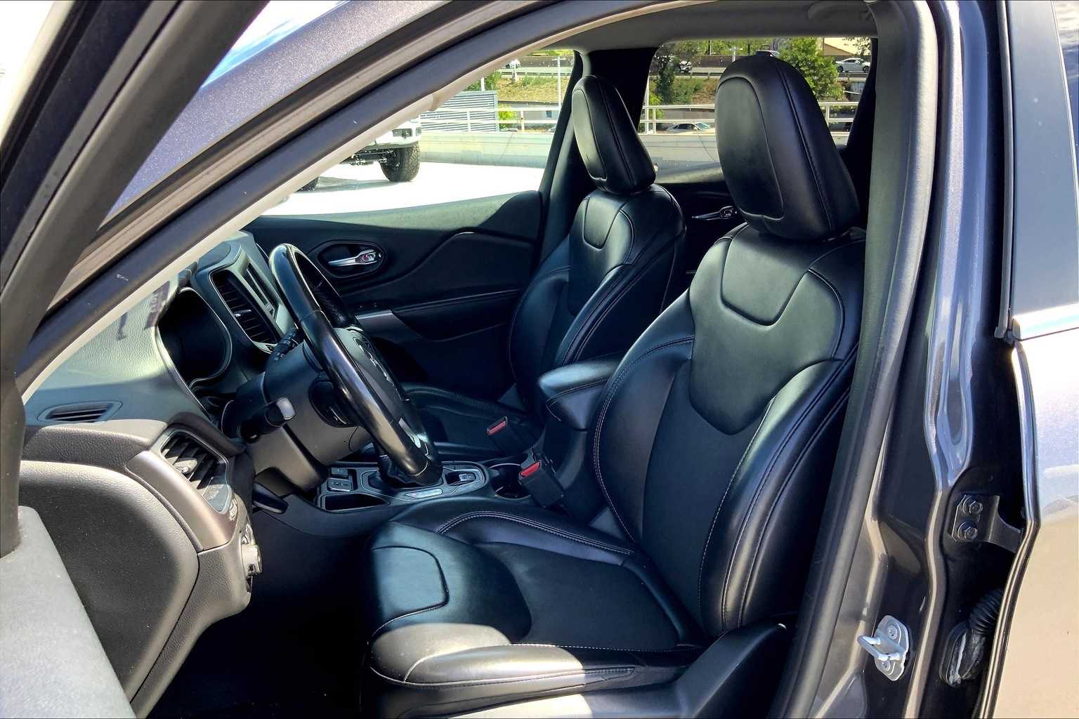 Thumbnail: 2019 Jeep Cherokee - 11