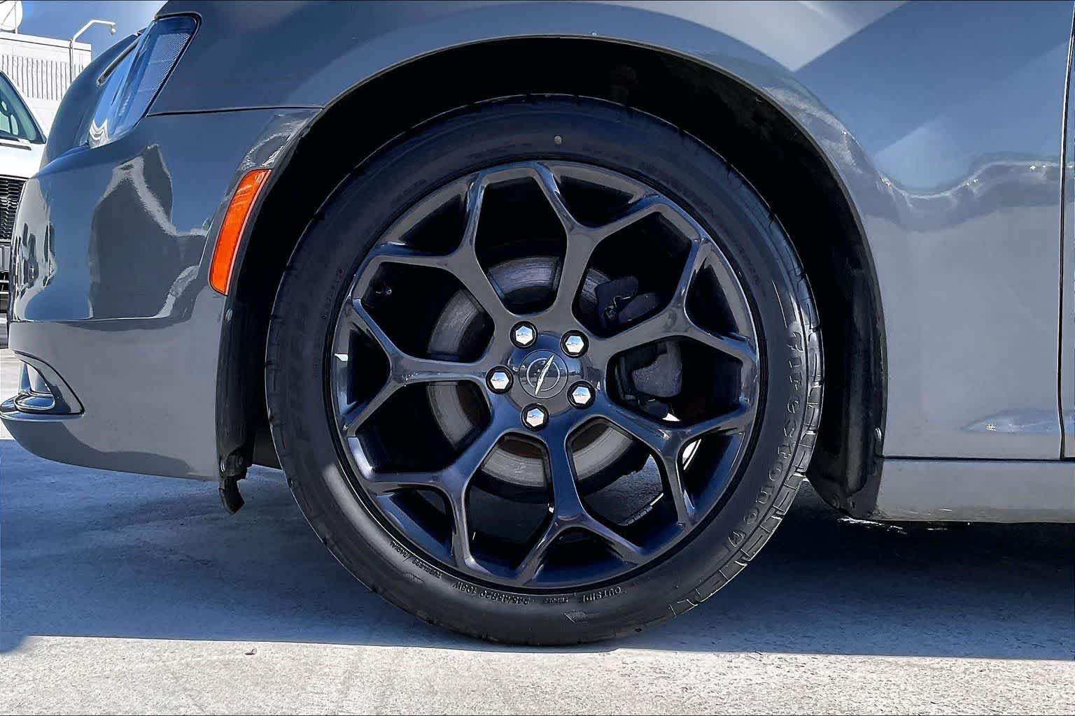 Thumbnail: 2019 Chrysler 300 - 8