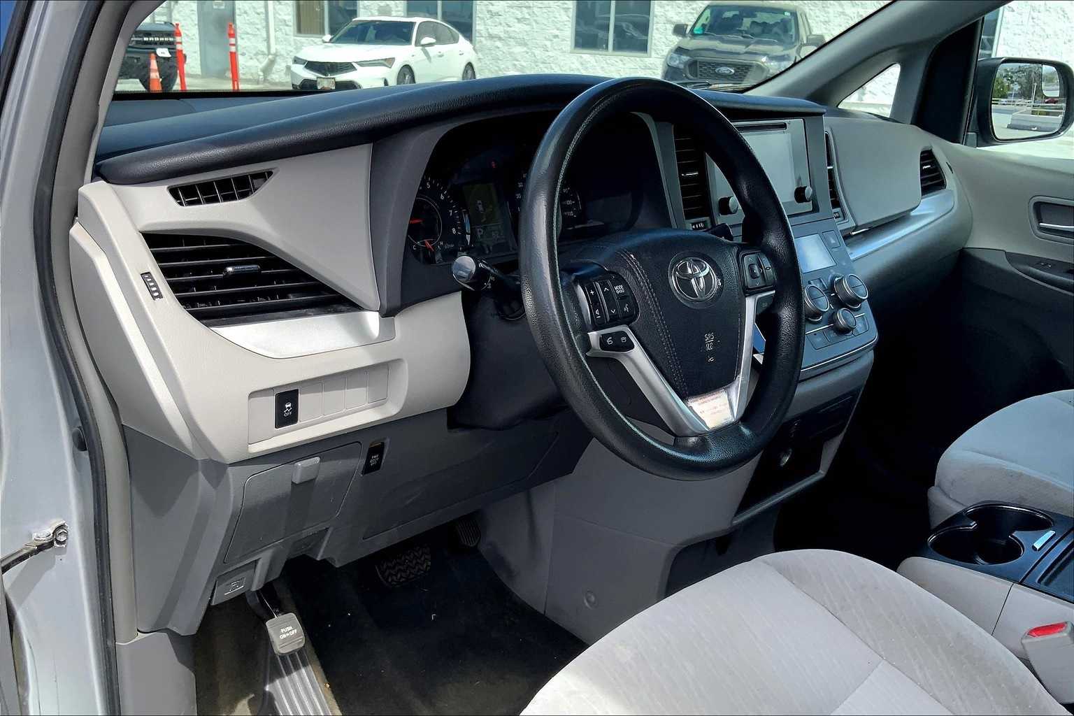 Thumbnail: 2016 Toyota Sienna - 2
