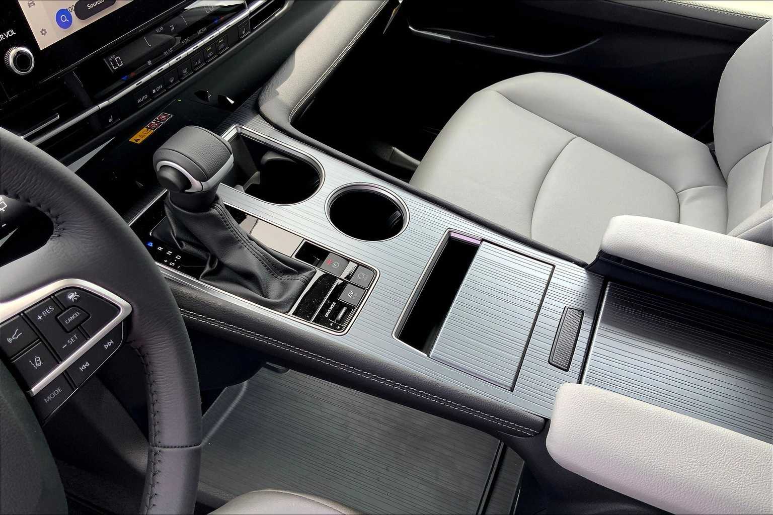 Thumbnail: 2025 Toyota Sienna - 16