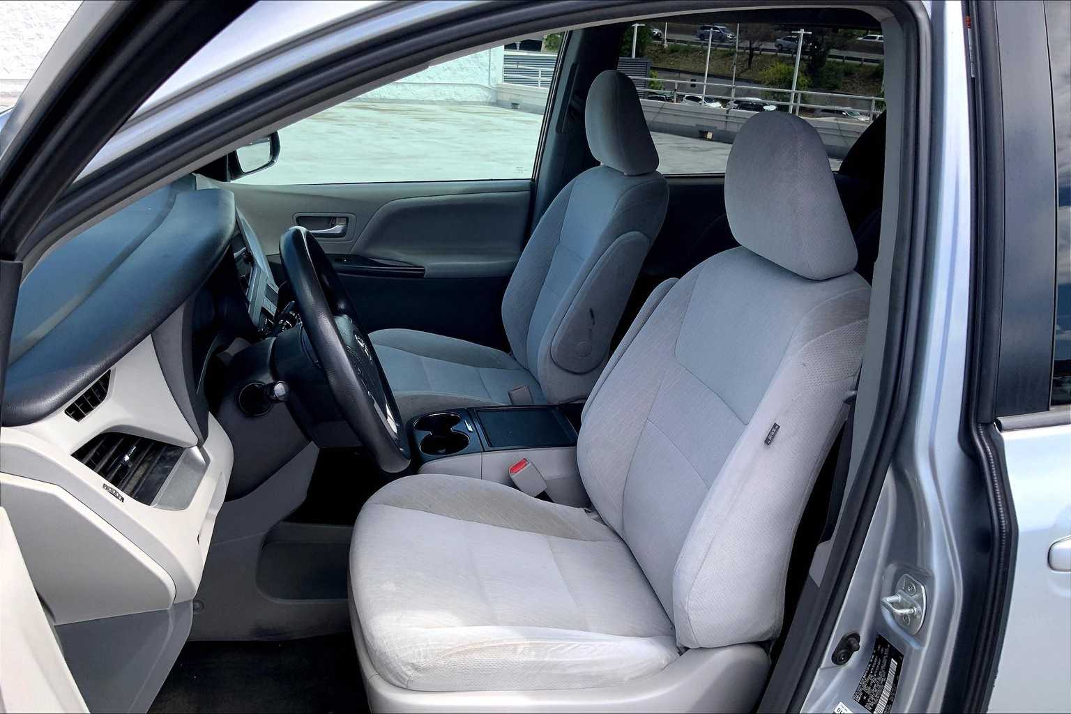 Thumbnail: 2016 Toyota Sienna - 11