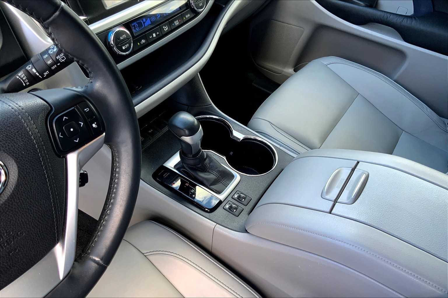 Thumbnail: 2016 Toyota Highlander - 16