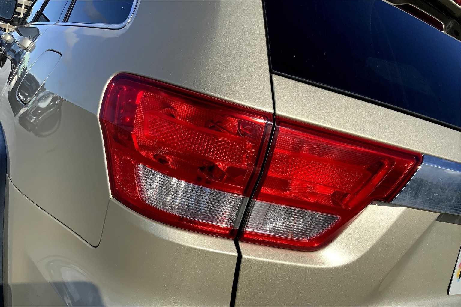Thumbnail: 2012 Jeep Grand Cherokee - 32