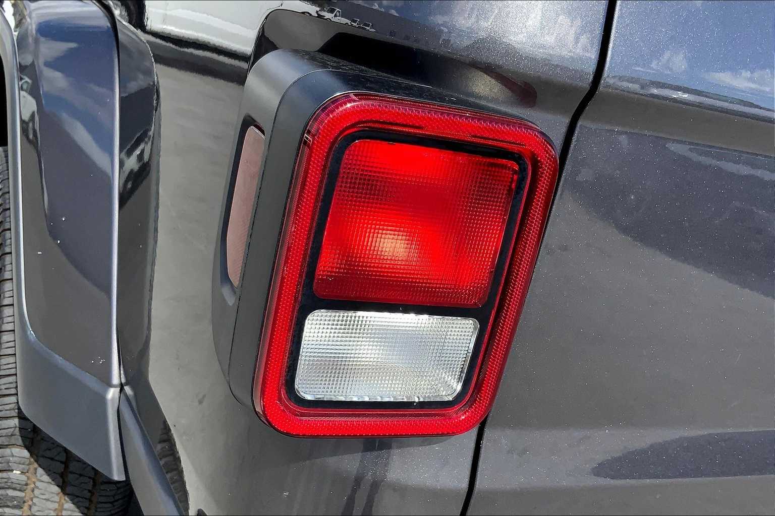 Thumbnail: 2021 Jeep Gladiator - 32