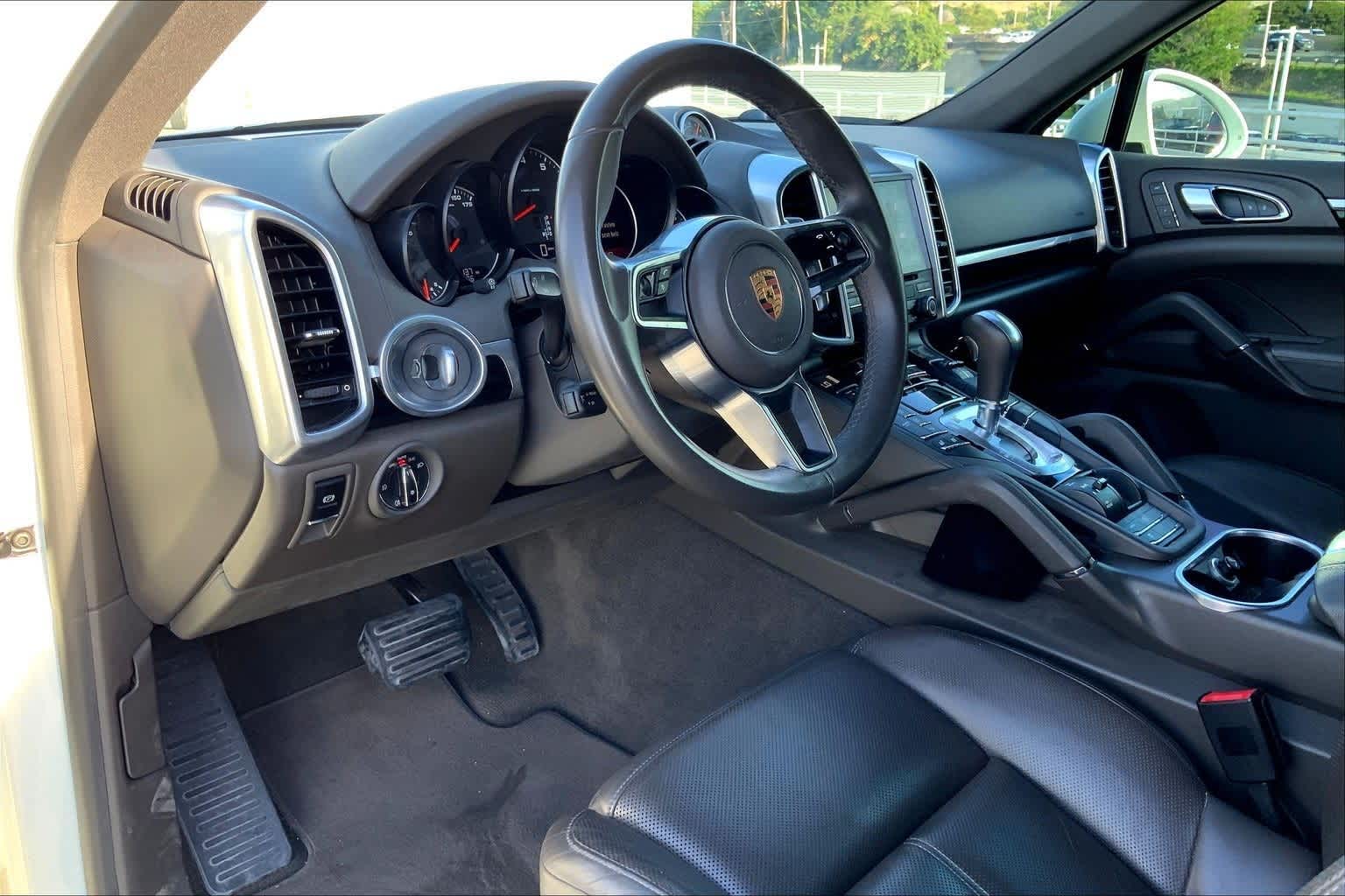 2018 Porsche Cayenne Platinum Edition photo 2