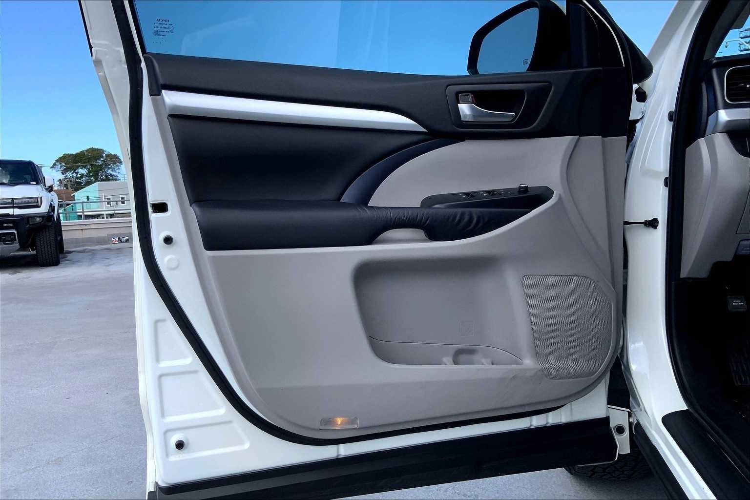 Thumbnail: 2016 Toyota Highlander - 27
