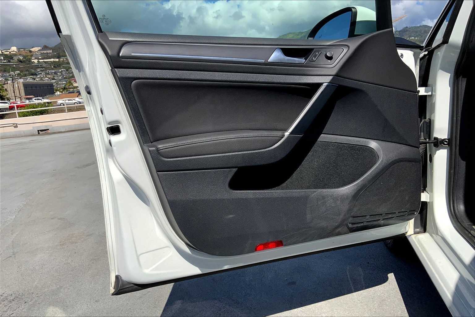 Thumbnail: 2019 Volkswagen e-Golf - 27