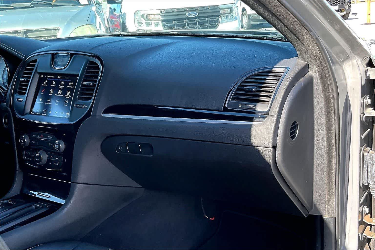 Thumbnail: 2019 Chrysler 300 - 23