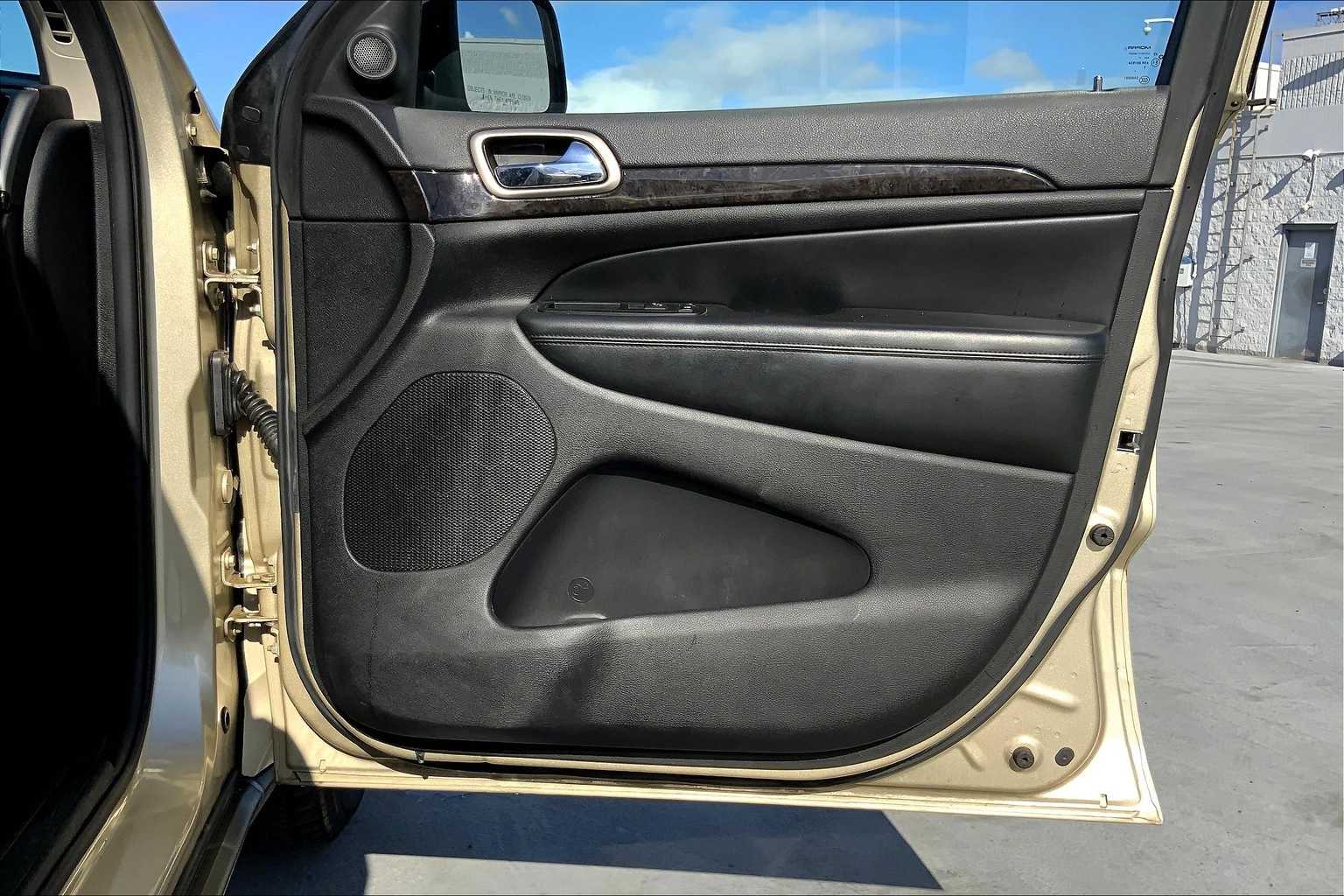 Thumbnail: 2012 Jeep Grand Cherokee - 28