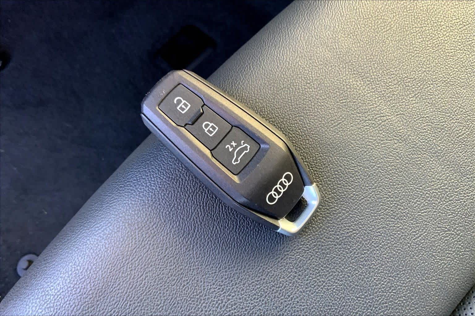 Thumbnail: 2025 Audi Q6 e-tron - 19