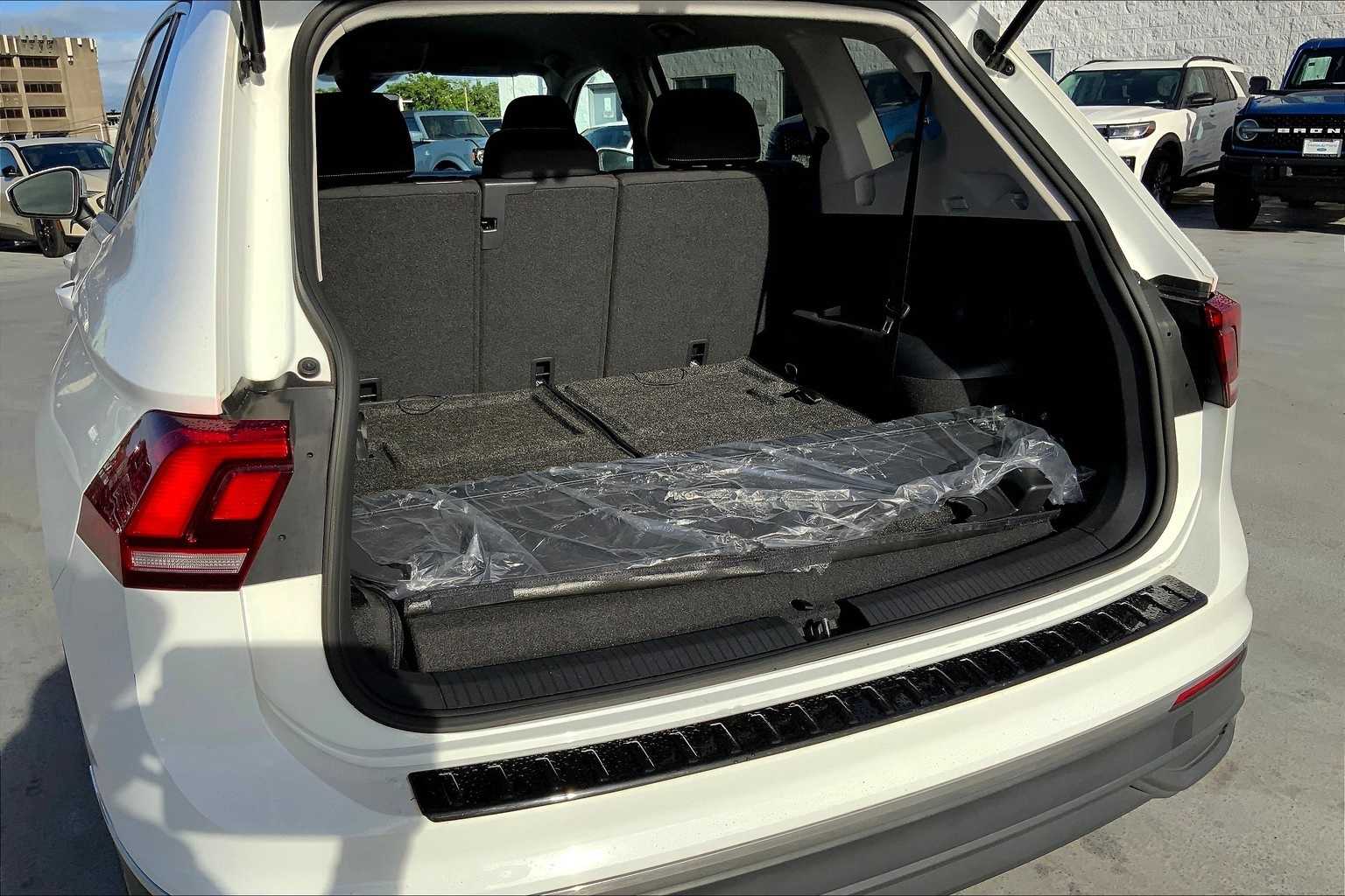 Thumbnail: 2024 Volkswagen Tiguan - 18