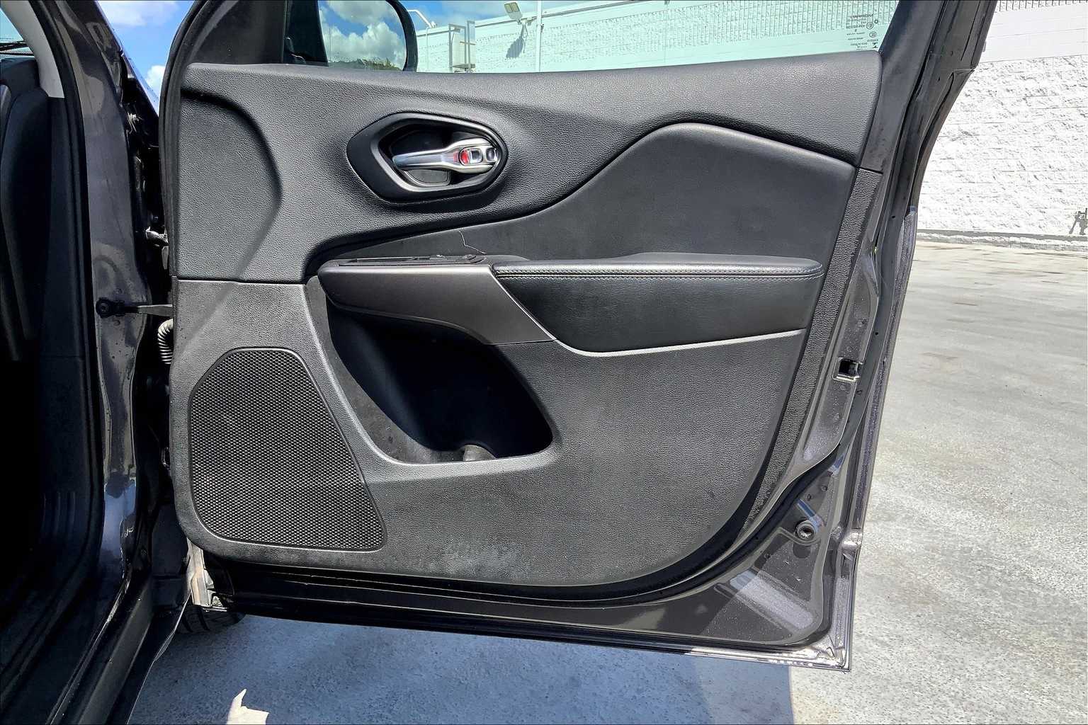 Thumbnail: 2019 Jeep Cherokee - 28