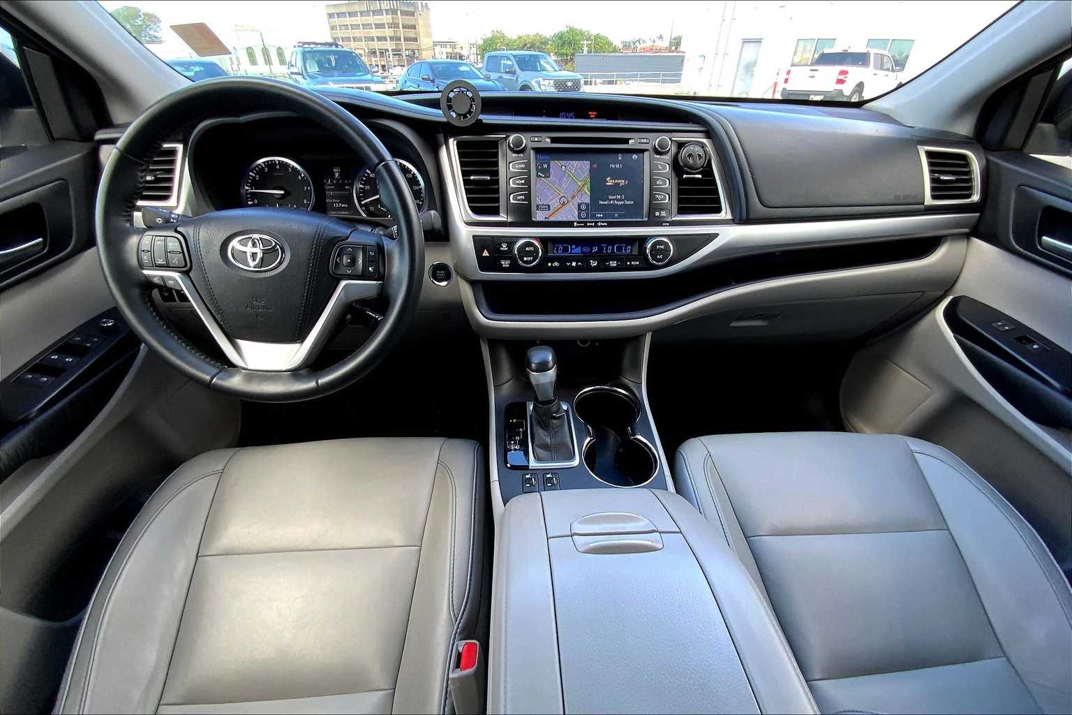 Thumbnail: 2016 Toyota Highlander - 10