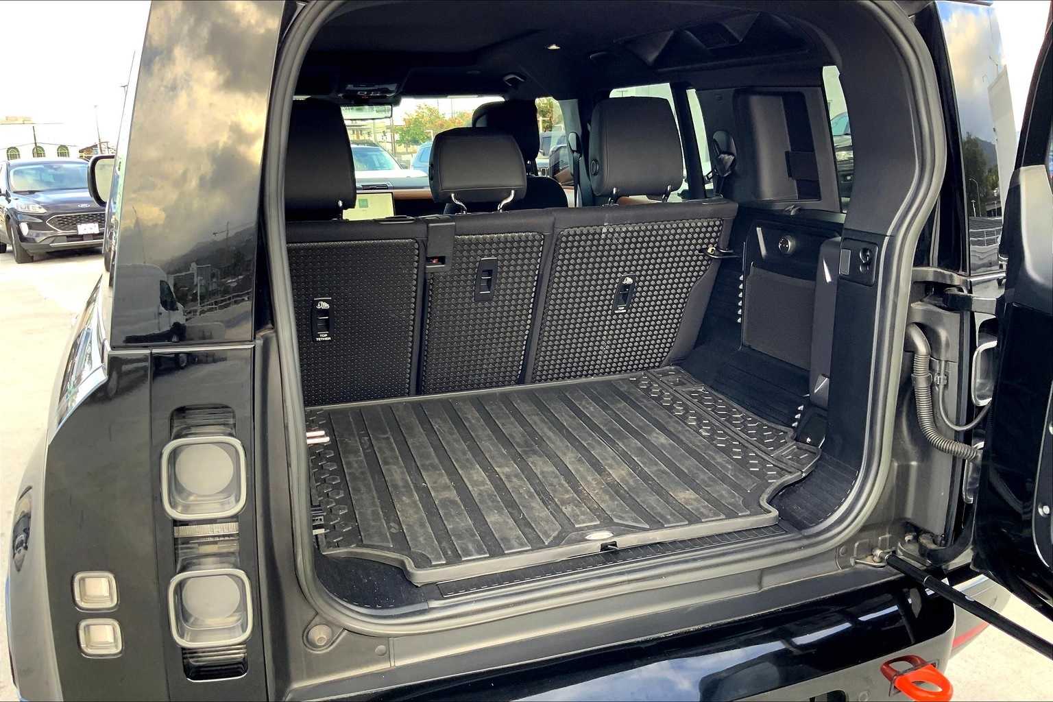 Thumbnail: 2023 Land Rover Defender - 18