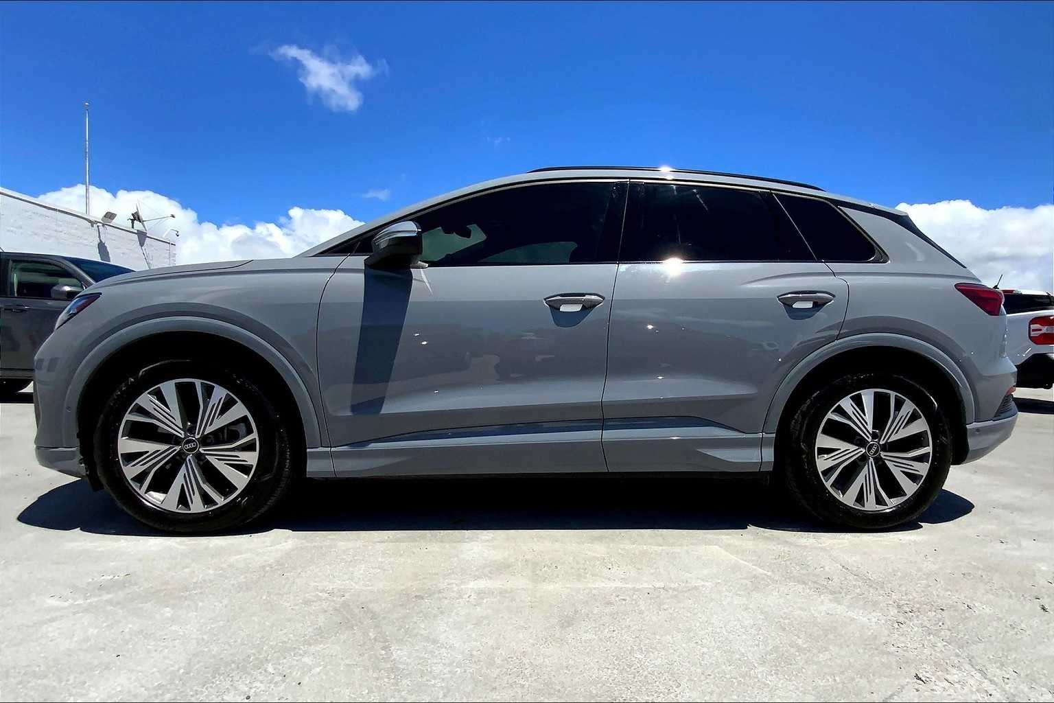 Thumbnail: 2023 Audi Q4 e-tron - 3