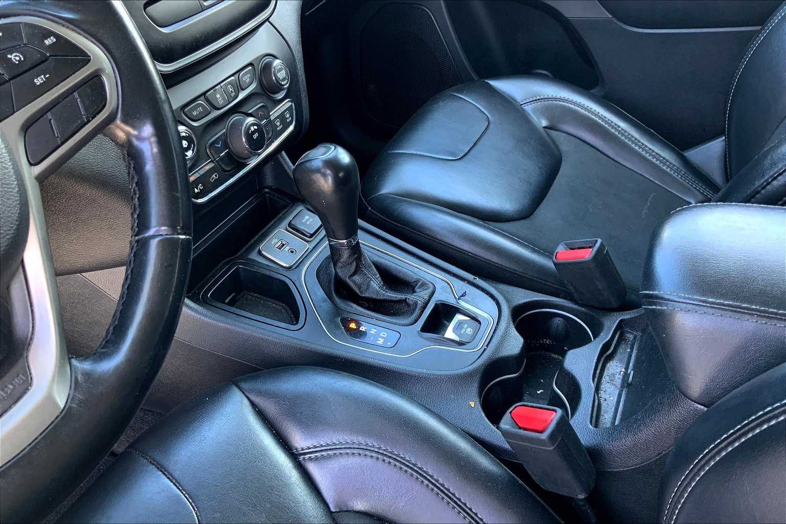 Thumbnail: 2019 Jeep Cherokee - 16