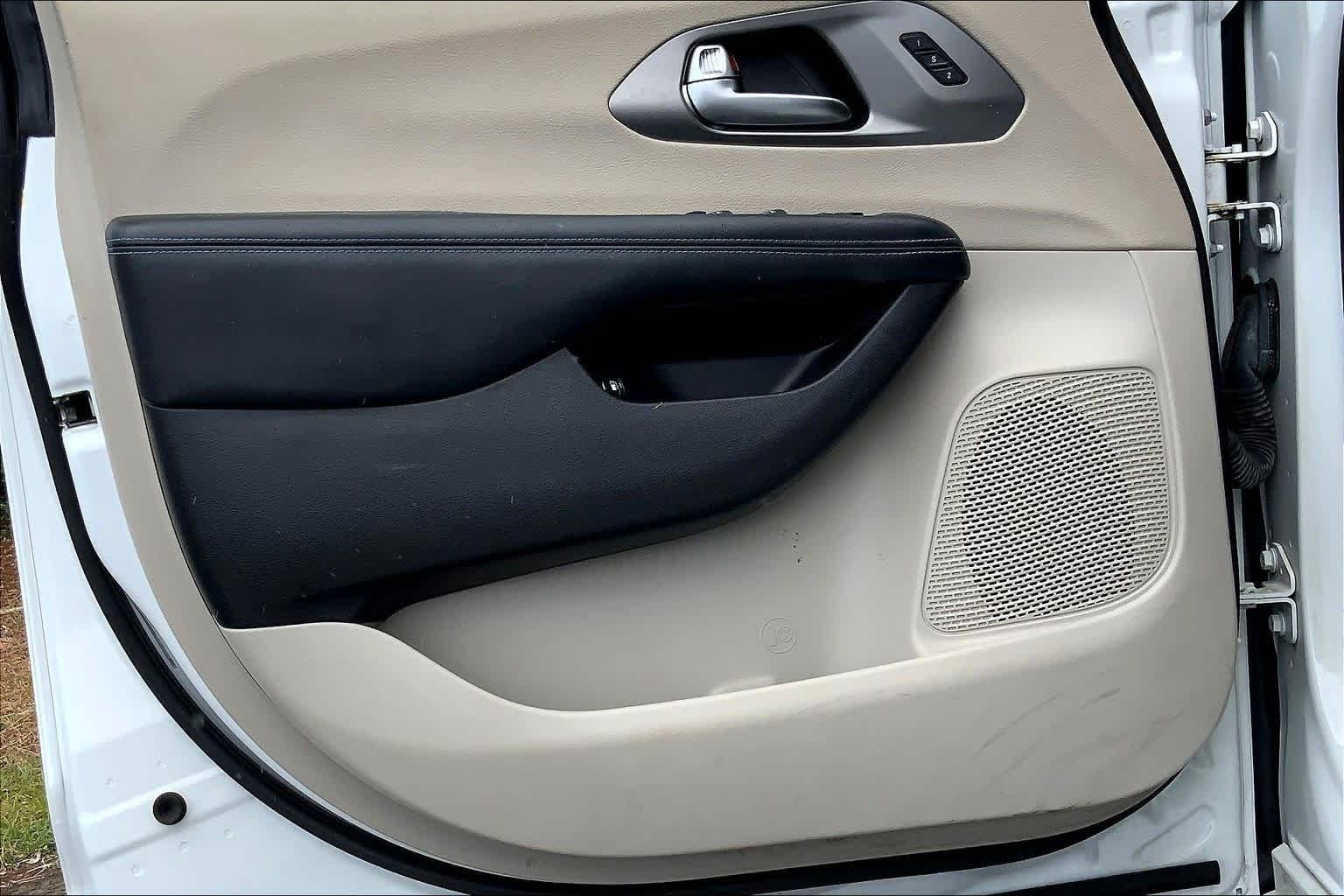 Thumbnail: 2021 Chrysler Pacifica - 27