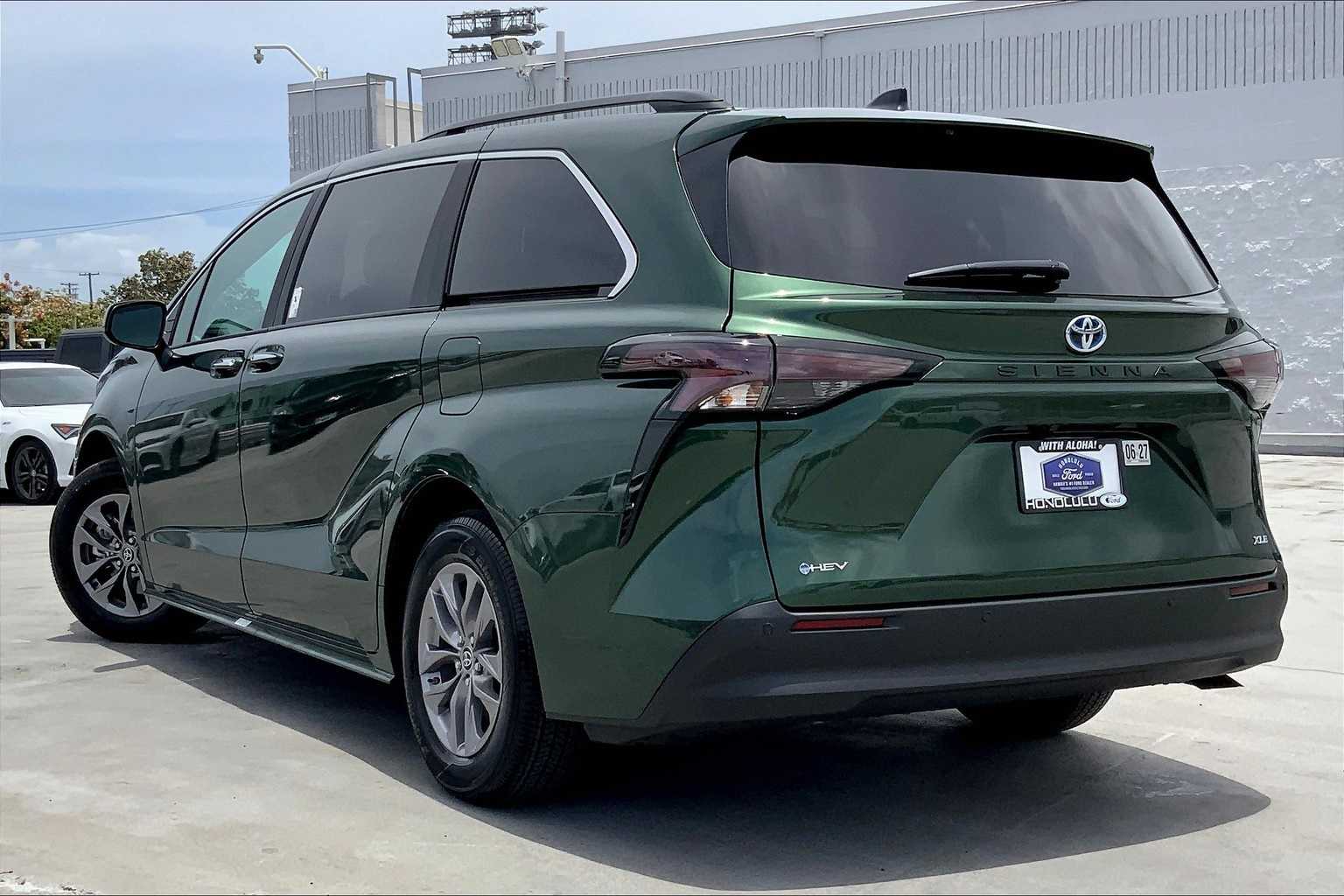 Thumbnail: 2025 Toyota Sienna - 4