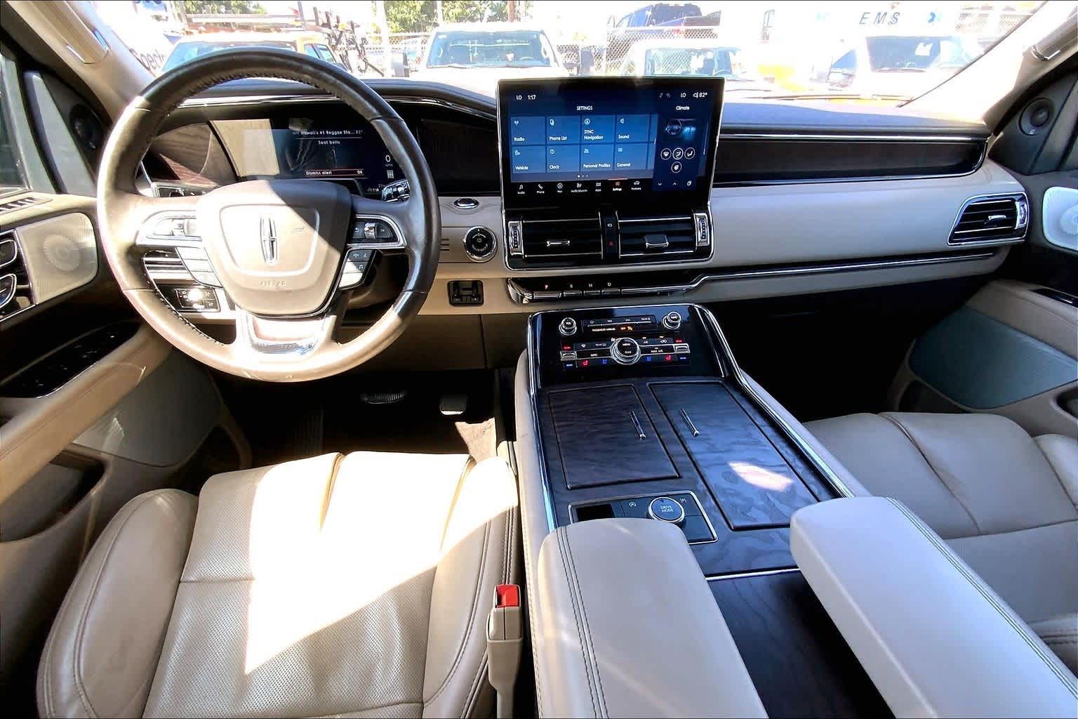 Thumbnail: 2022 Lincoln Navigator - 10