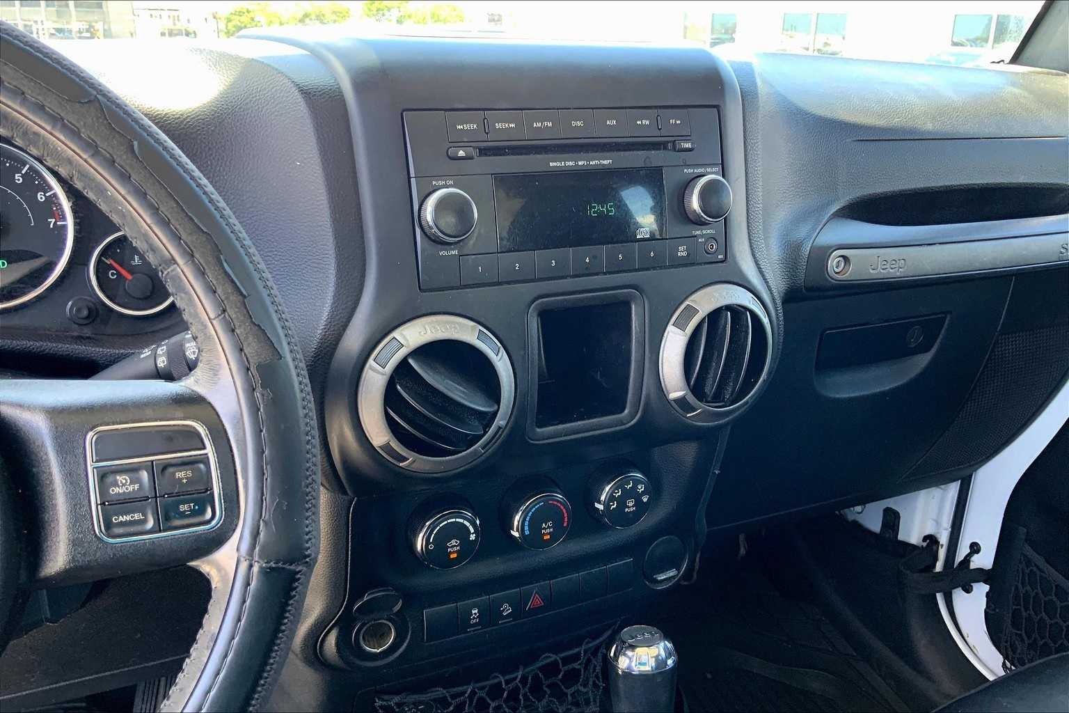 Thumbnail: 2017 Jeep Wrangler - 15