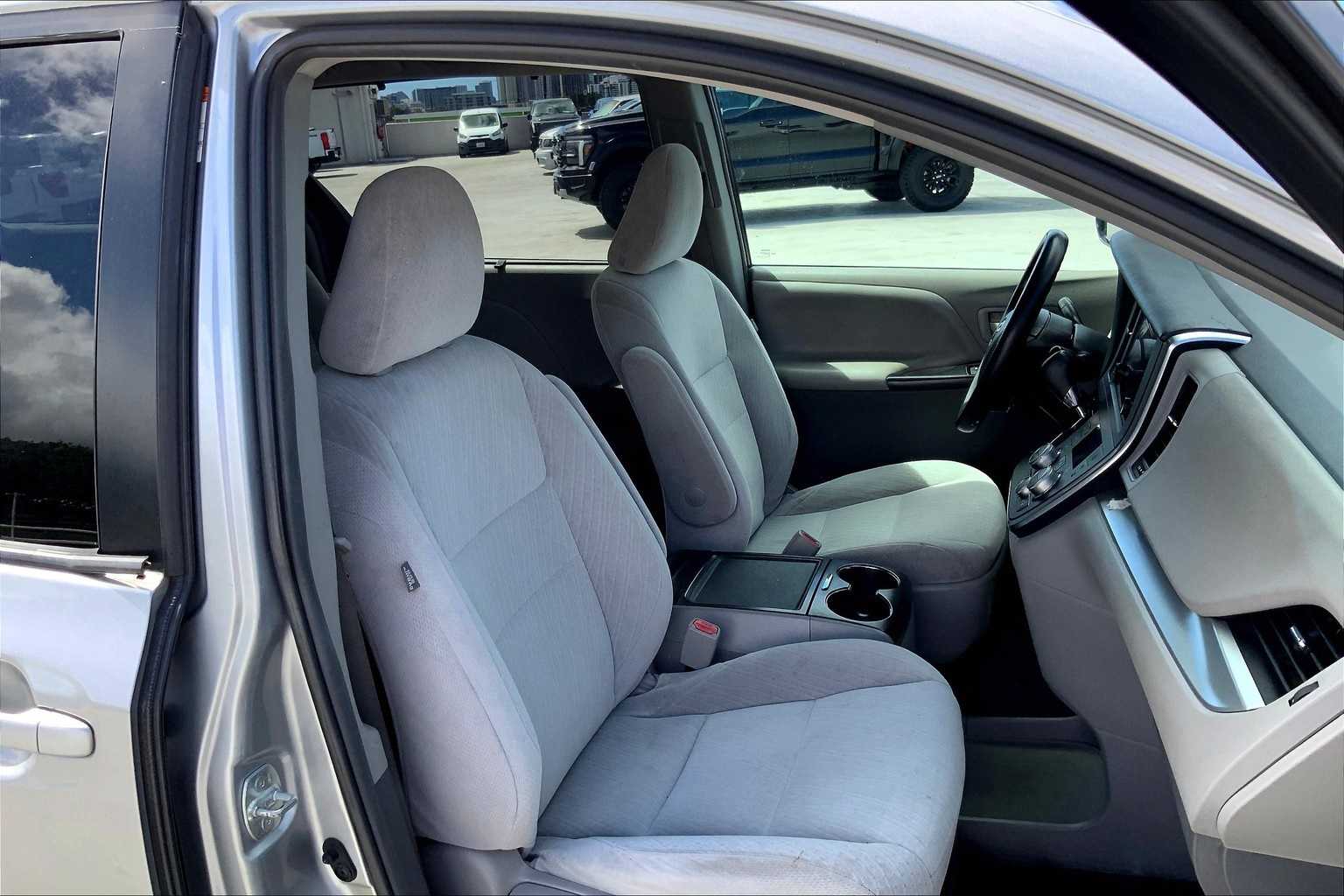 Thumbnail: 2016 Toyota Sienna - 13