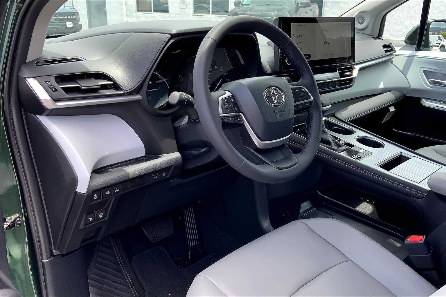 Thumbnail: 2025 Toyota Sienna - 2