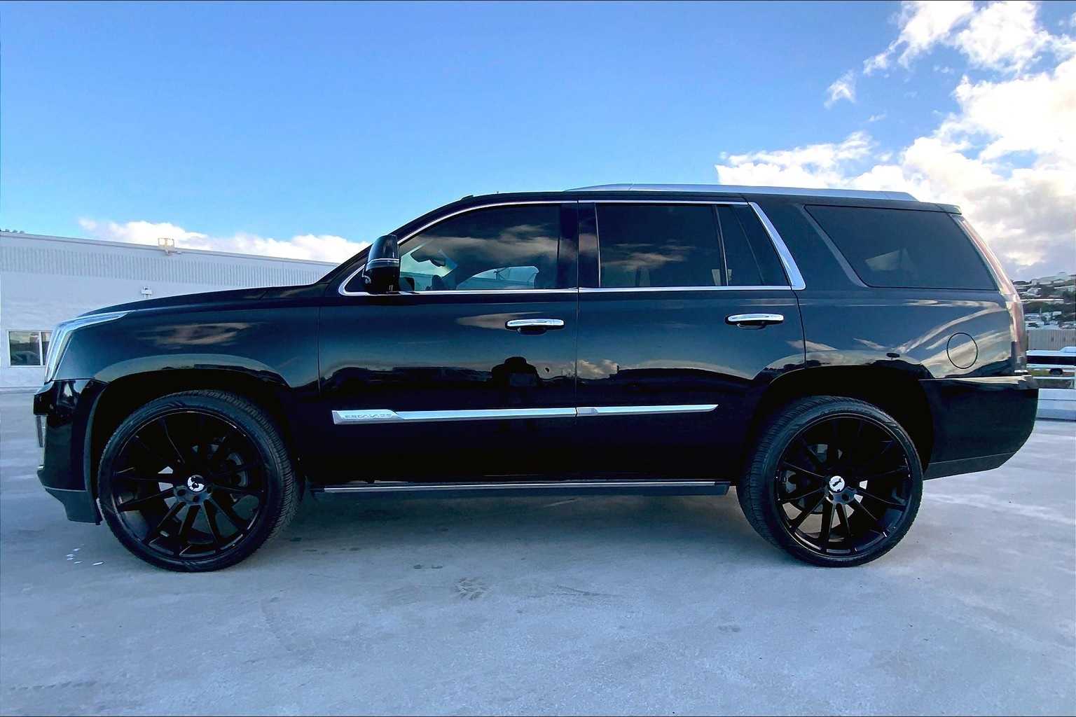 Thumbnail: 2015 Cadillac Escalade - 3
