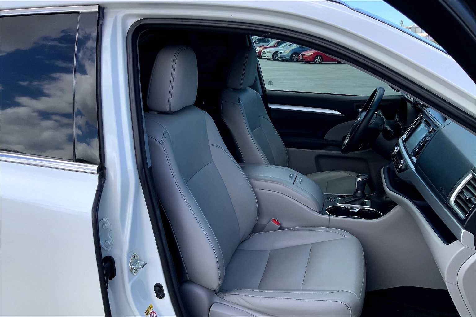 Thumbnail: 2016 Toyota Highlander - 13