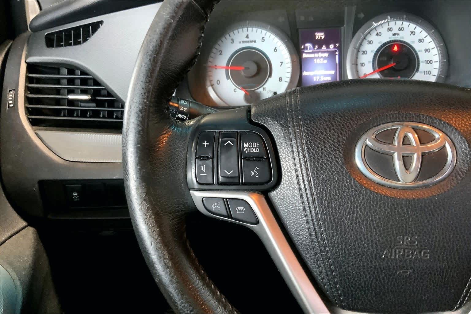 Thumbnail: 2015 Toyota Sienna - 24