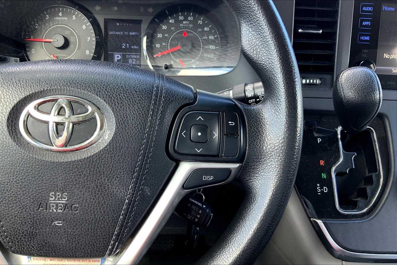 Thumbnail: 2016 Toyota Sienna - 25