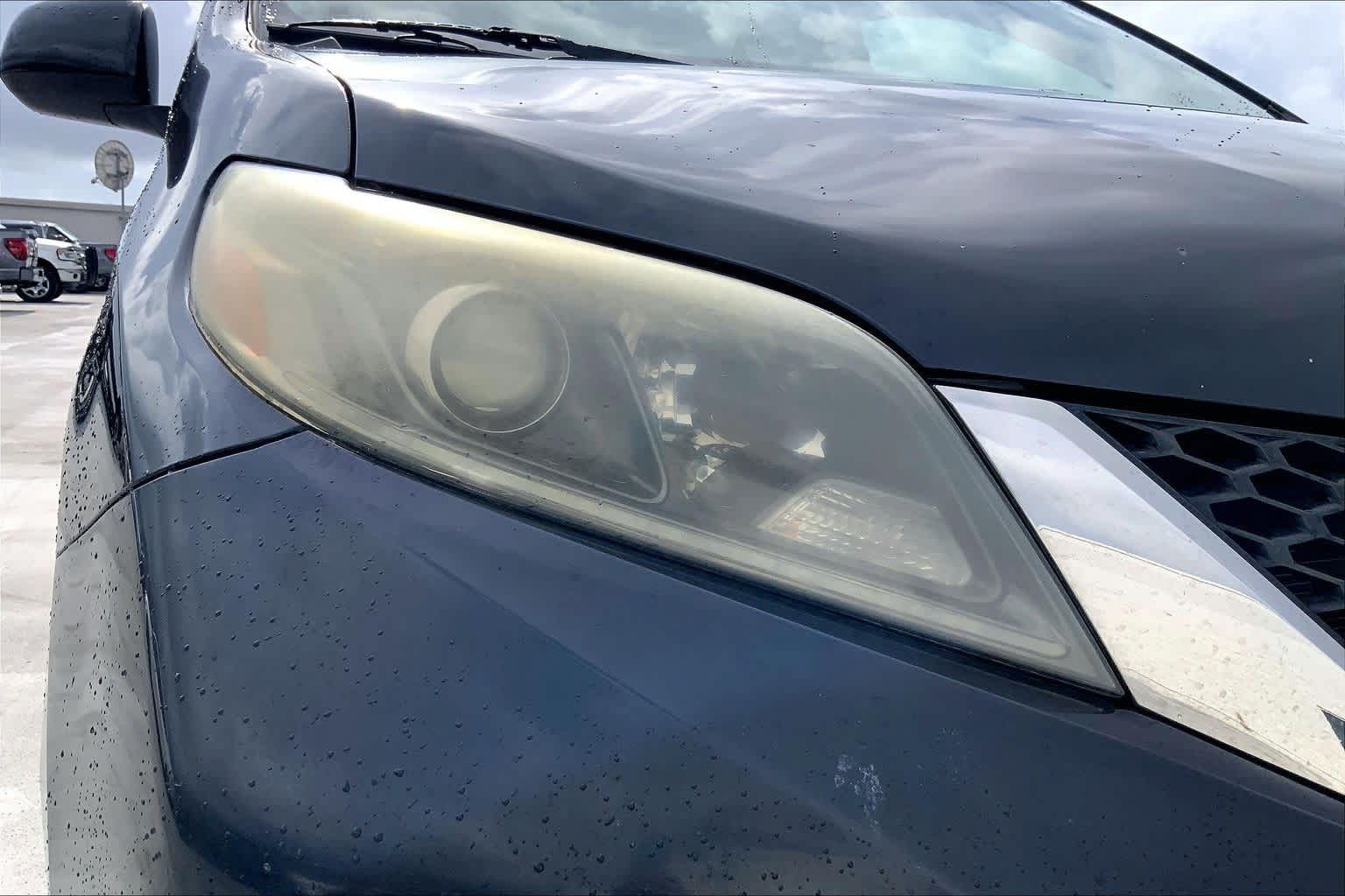 Thumbnail: 2015 Toyota Sienna - 31