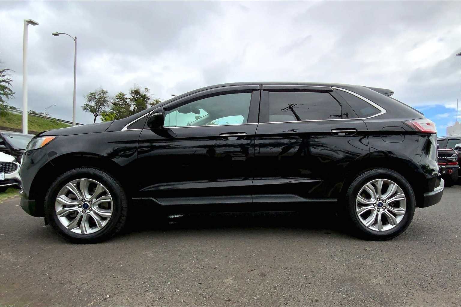 2022 Ford Edge Titanium photo 3
