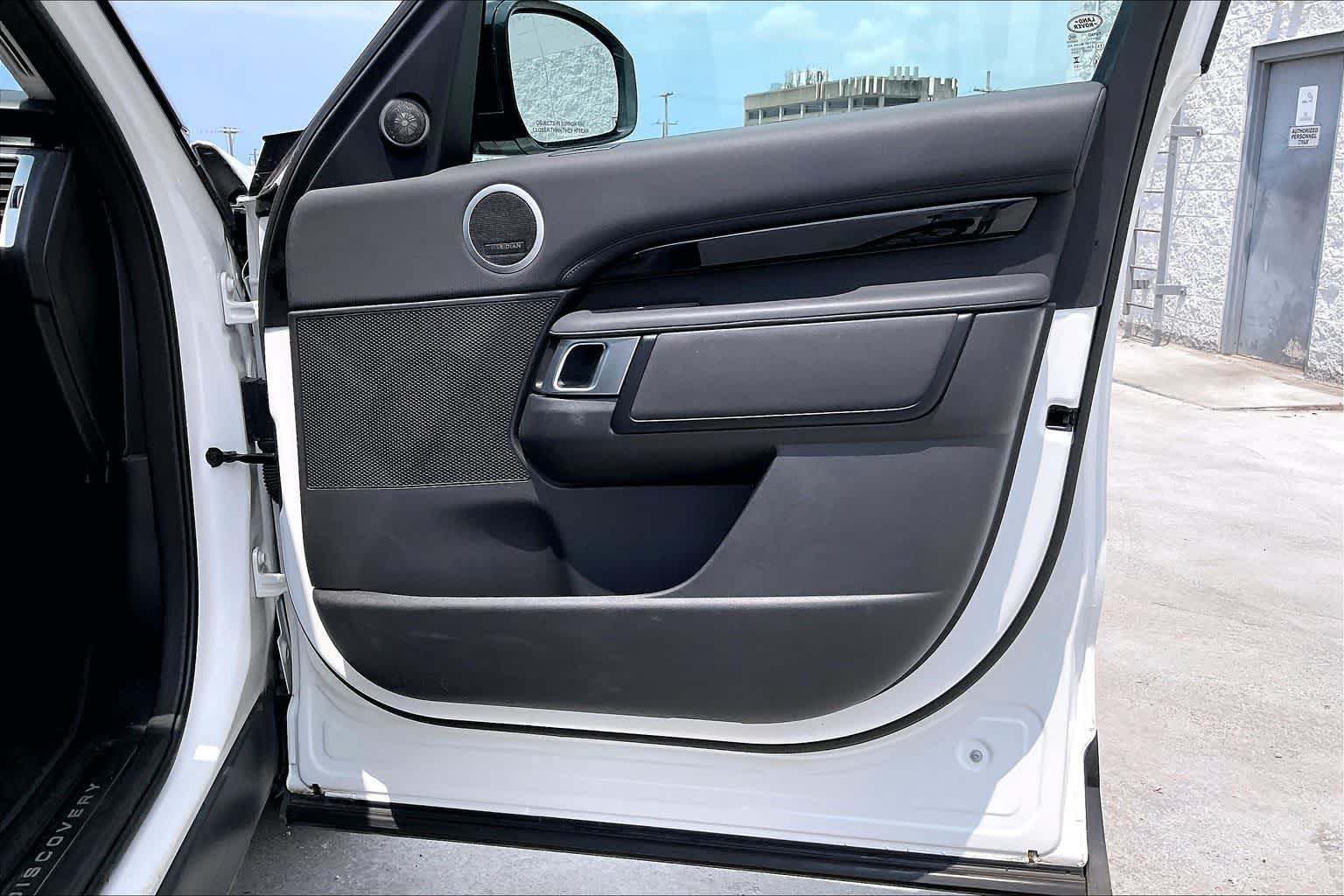 Thumbnail: 2024 Land Rover Discovery - 28