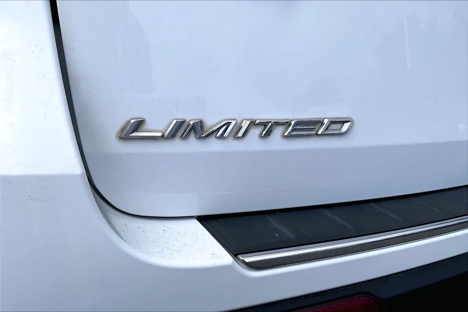 Thumbnail: 2022 Ford Explorer - 7
