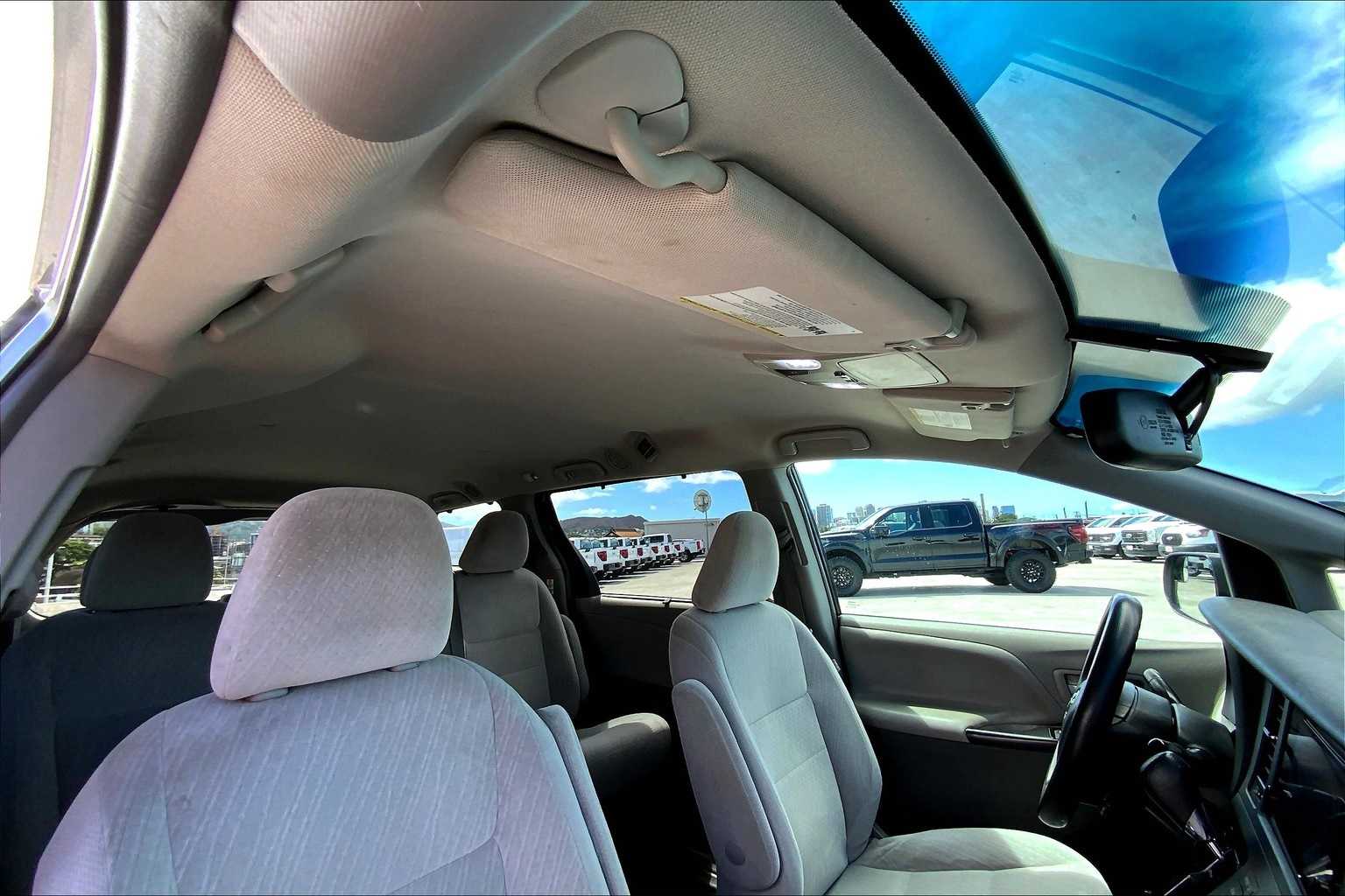 Thumbnail: 2016 Toyota Sienna - 30