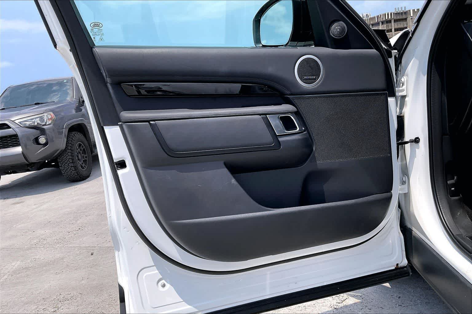 Thumbnail: 2024 Land Rover Discovery - 27