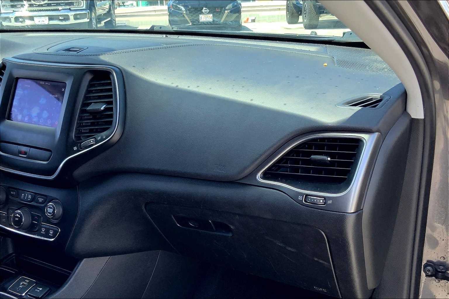 Thumbnail: 2019 Jeep Cherokee - 23