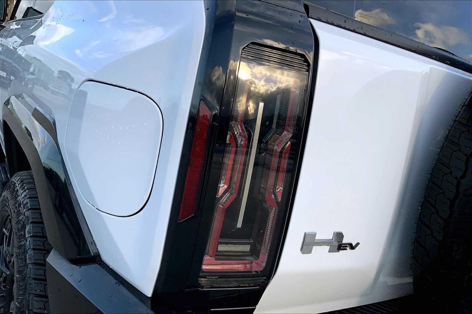 Thumbnail: 2025 GMC Hummer EV - 32