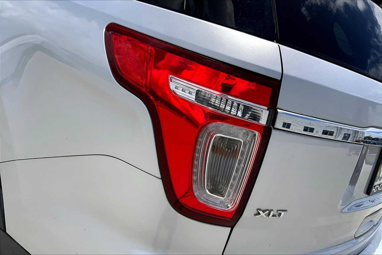 Thumbnail: 2015 Ford Explorer - 32