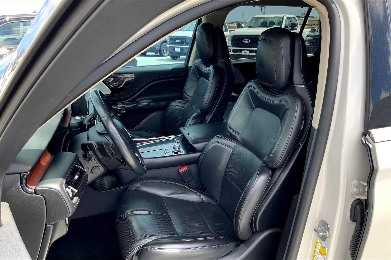 Thumbnail: 2022 Lincoln Aviator - 11