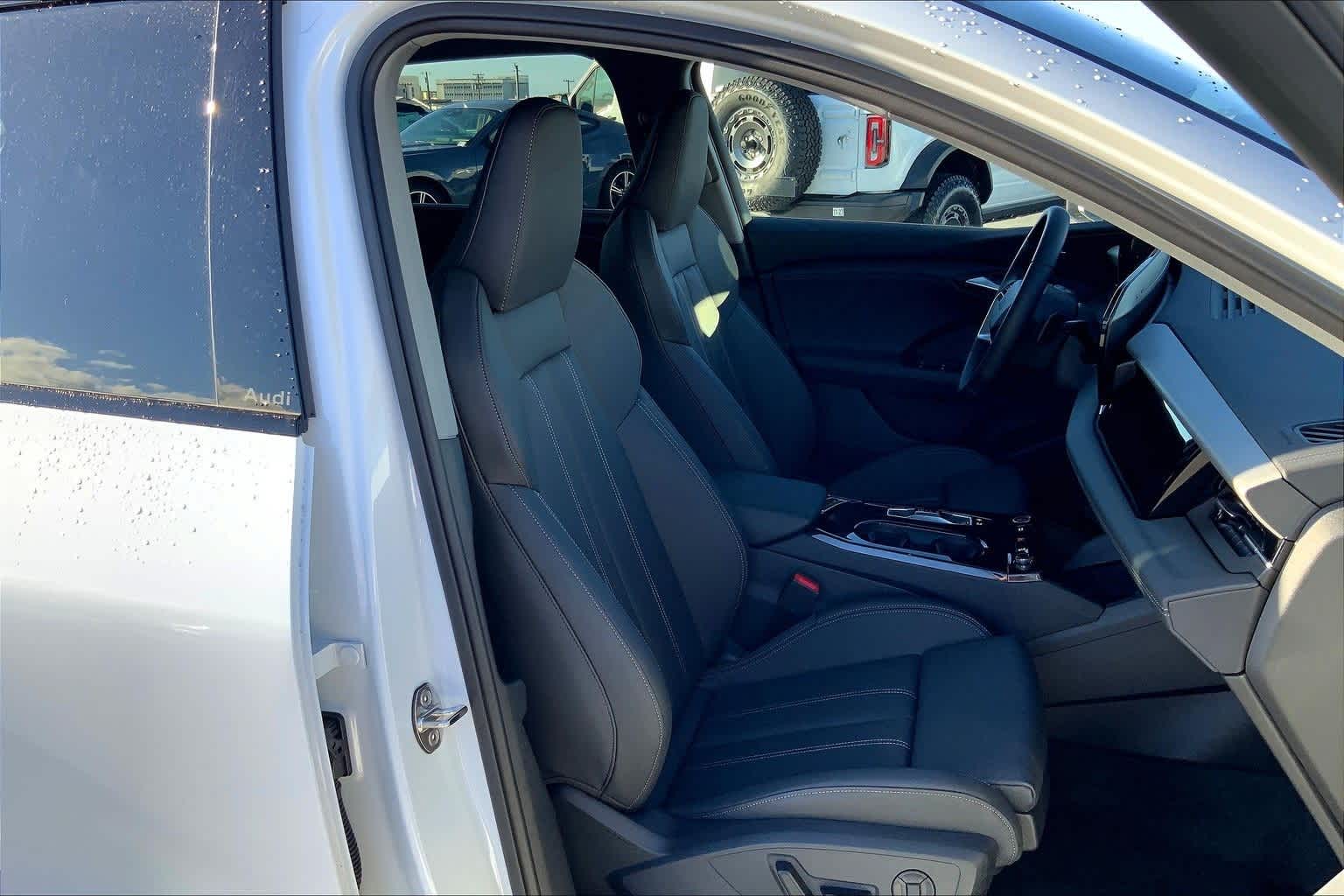 Thumbnail: 2025 Audi Q6 e-tron - 13