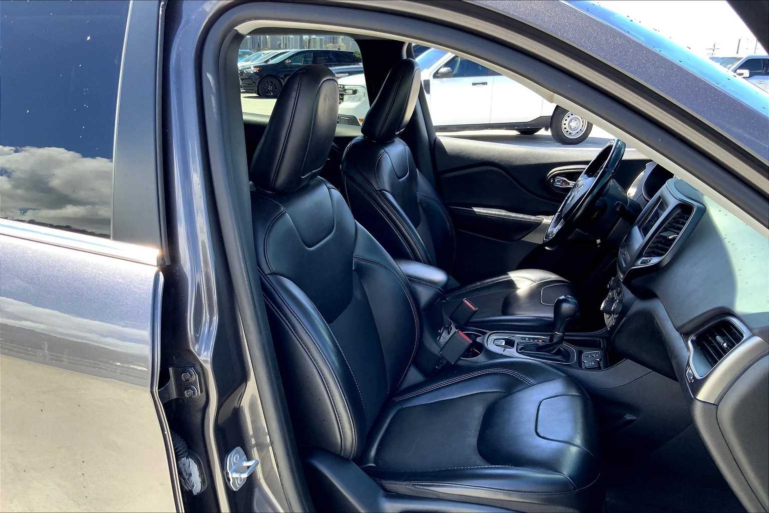 Thumbnail: 2019 Jeep Cherokee - 13