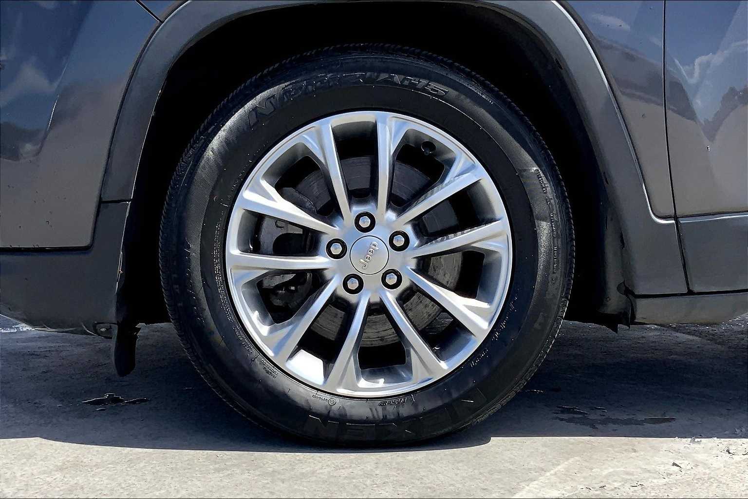 Thumbnail: 2019 Jeep Cherokee - 8