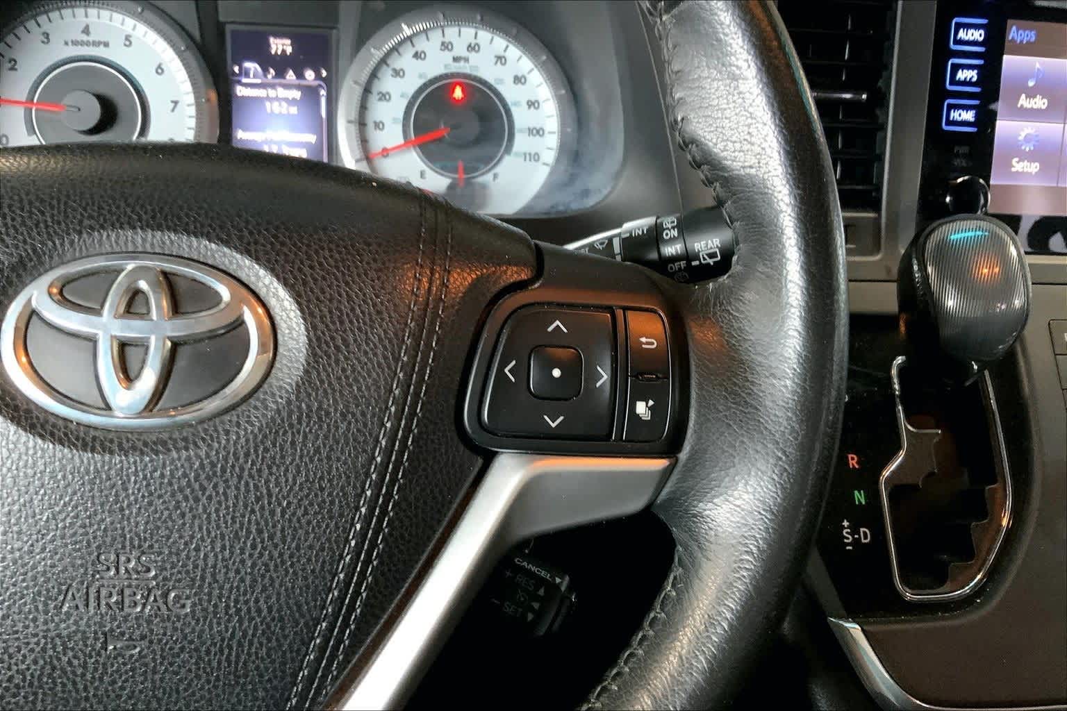 Thumbnail: 2015 Toyota Sienna - 25