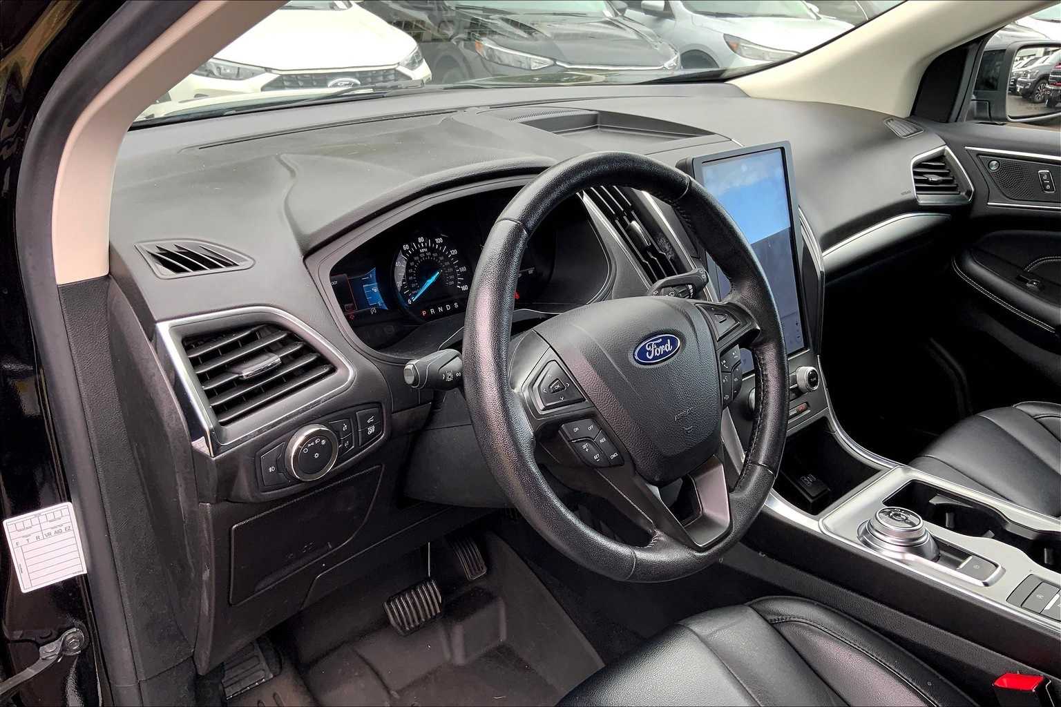 2022 Ford Edge Titanium photo 2