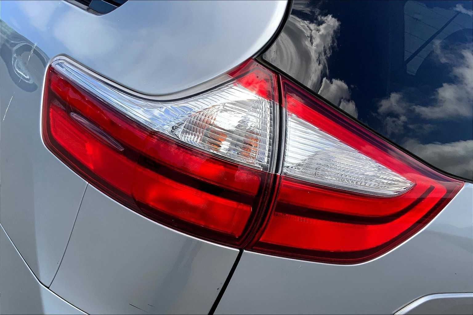 Thumbnail: 2016 Toyota Sienna - 32