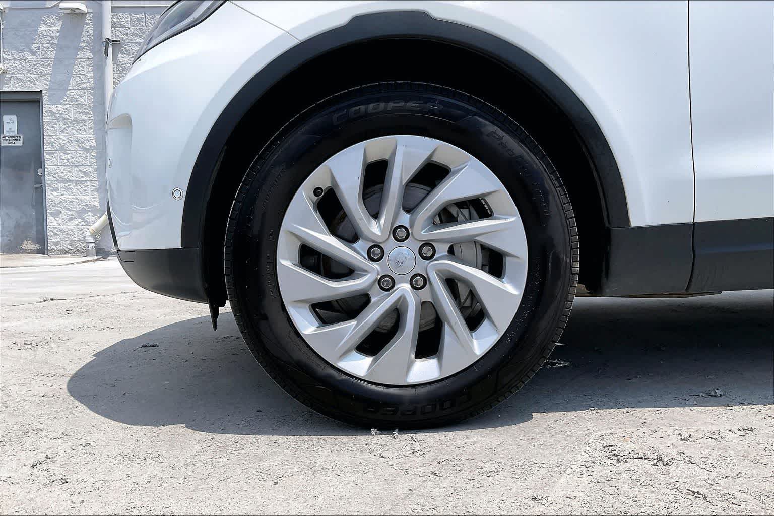 Thumbnail: 2024 Land Rover Discovery - 8