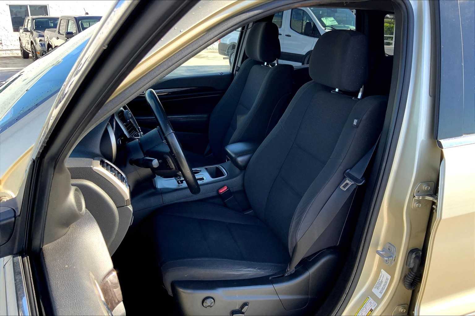 Thumbnail: 2012 Jeep Grand Cherokee - 11