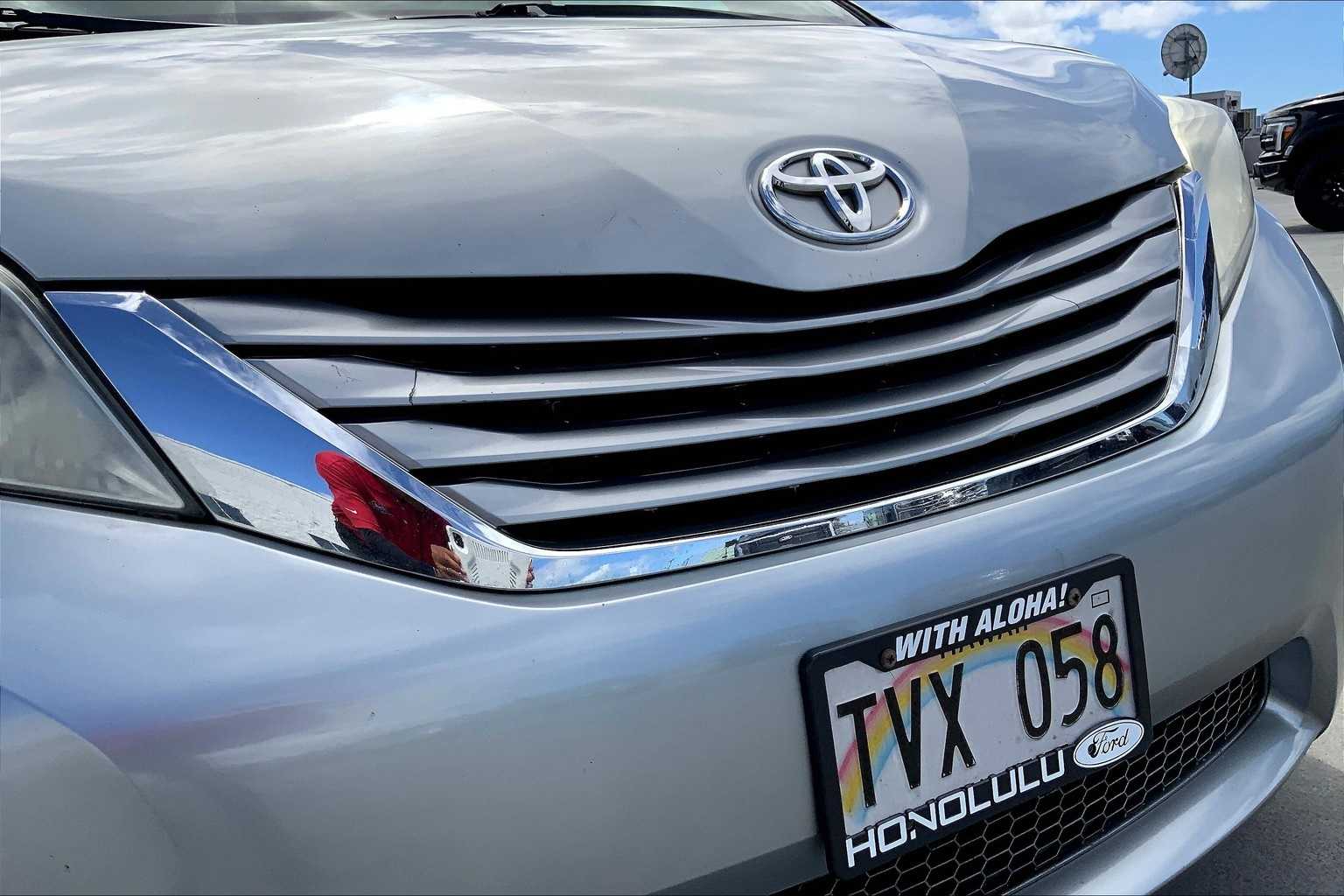 Thumbnail: 2016 Toyota Sienna - 33