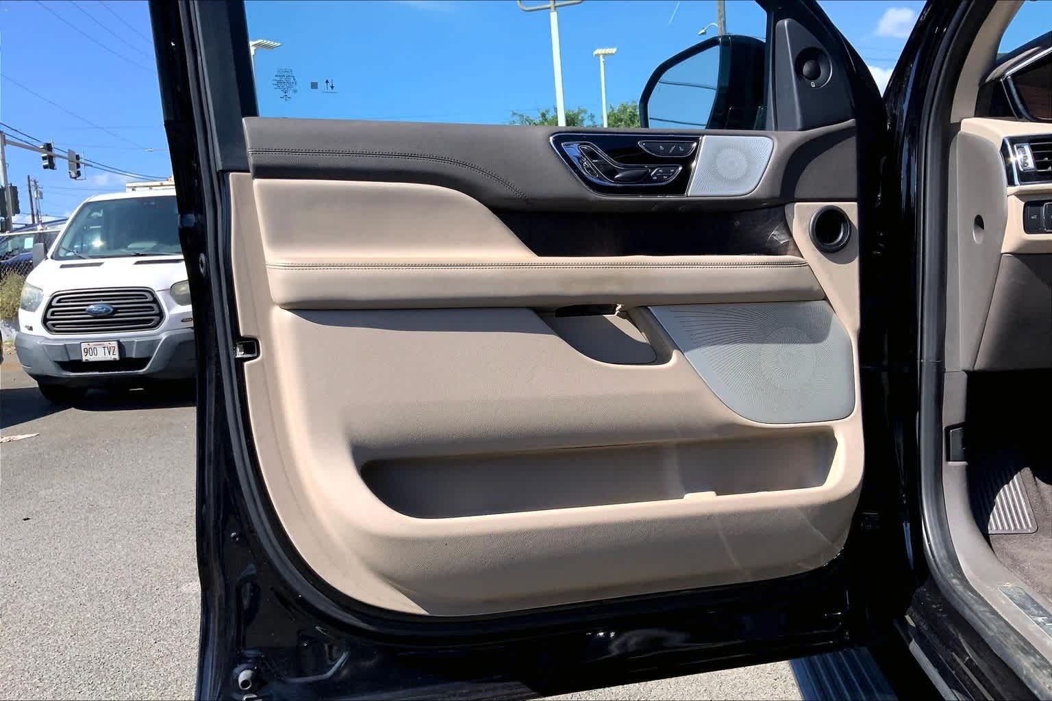 Thumbnail: 2022 Lincoln Navigator - 27